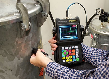Фото осмотра металлического изделия с помощью УЗ-дефектоскопа
